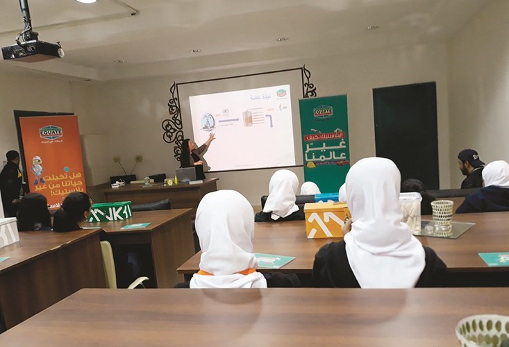 محاضرة للطالبات عن البلاستيك وكيف غير عالمنا﻿