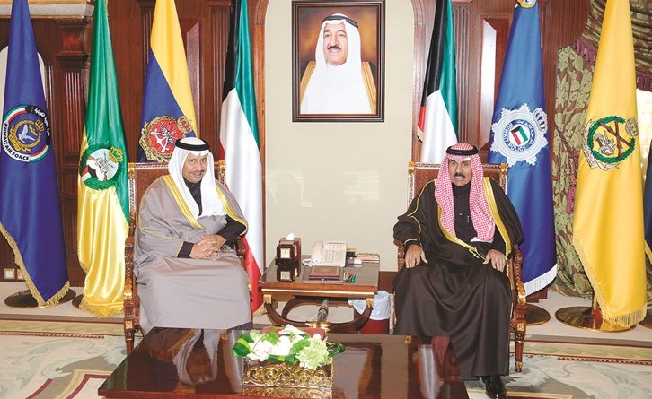 سمو ولي العهد الشيخ نواف الأحمد مستقبلا سمو رئيس مجلس الوزراء الشيخ جابر المبارك ﻿