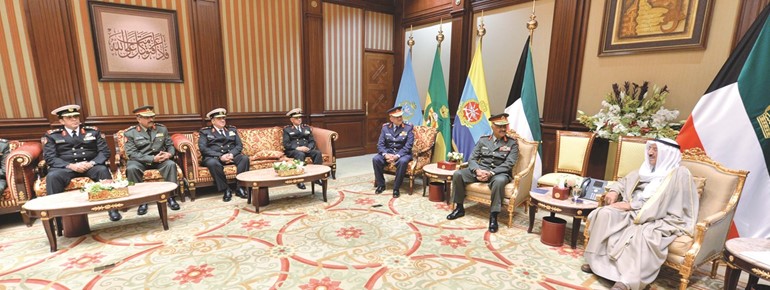 صاحب السمو الأمير الشيخ صباح الأحمد مستقبلا رئيس الأركان الفريق الركن محمد الخضر وعددا من كبار قادة الجيش﻿