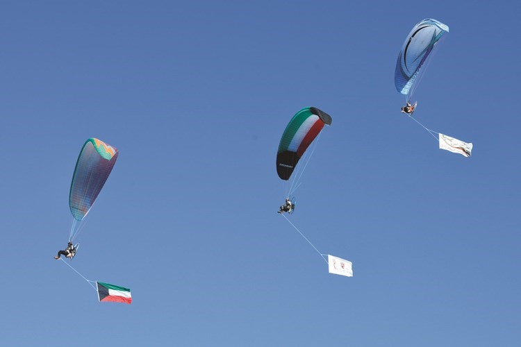 صورة صاحب السمو وعلم الكويت في عنان السماء ﻿