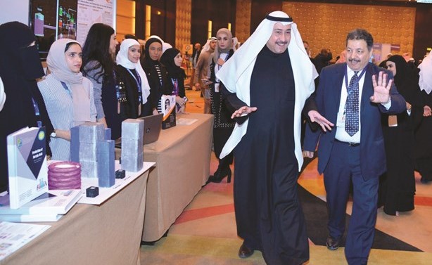 الشيخ فيصل الحمود خلال جولة في المعرض﻿