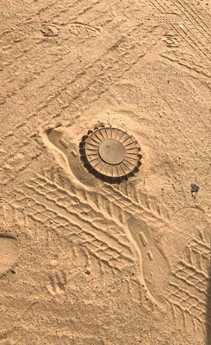 آثار سيارات تبدو على مسافة سنتيمتراتمن لغم الكيلو ٦٣ ﻿