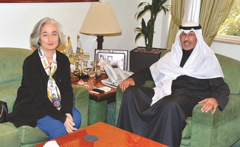  الشيخ فواز الخالد مستقبلا السفيرة الفرنسية ماري ماسدوبوي﻿