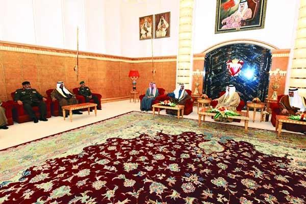 صاحب الجلالة الملك حمد بن عيسى آل خليفة مستقبلا الشيخ ناصر صباح الأحمد والوفد المرافق له في قصر الصخير﻿