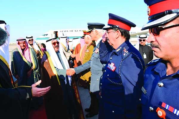 الشيخ ناصر صباح الأحمد والوفد المرافق لدى وصولهم مطار البحرين﻿