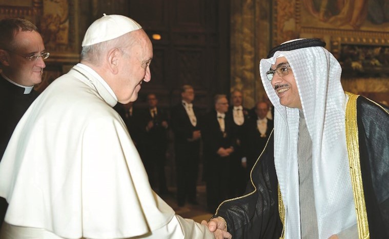 السفير بدر التنيب مصافحا البابا فرانشيسكو﻿