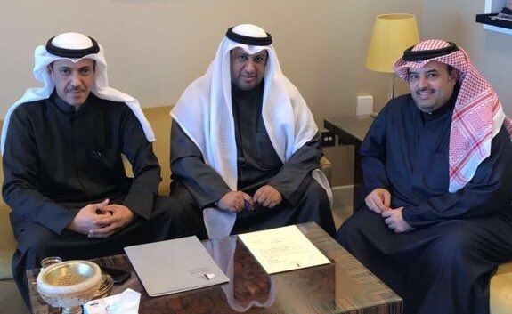 النواب مبارك الحجرف وخالد العتيبي والحميدي السبيعي خلال تقديمهم للاستجواب 