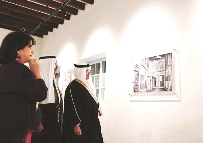 صاحب السمو الملكي الأمير سلمان بن حمد والشيخ ناصر صباح الأحمد يطلعان على لوحة تراثية﻿