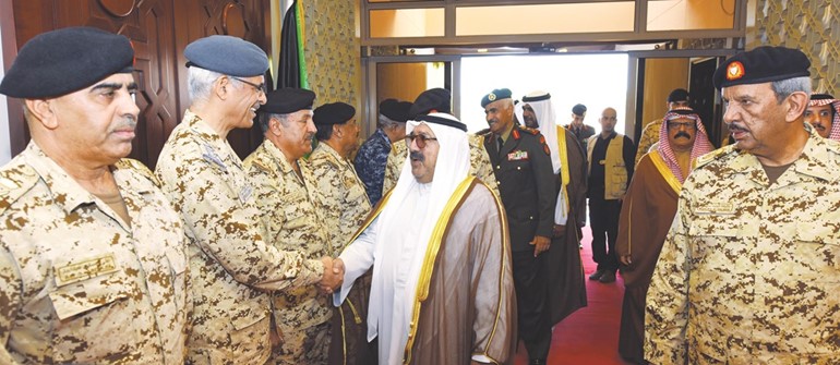 الشيخ ناصر صباح الأحمد والوفد المرافق يصافحون عددا من الضباط بحضور المشير الركن الشيخ خليفة بن أحمد﻿