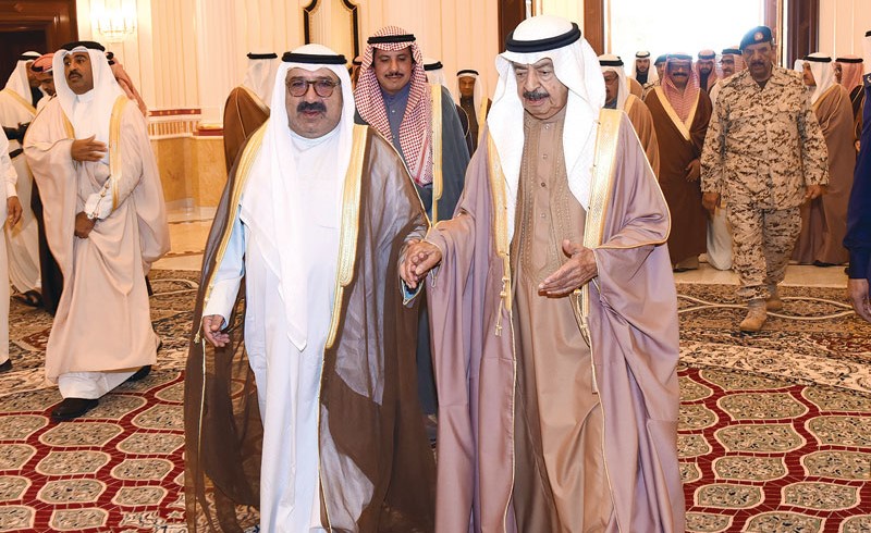 رئيس وزراء البحرين صاحب السمو الملكي الأمير خليفة بن سلمان مستقبلا الشيخ ناصر صباح الأحمد