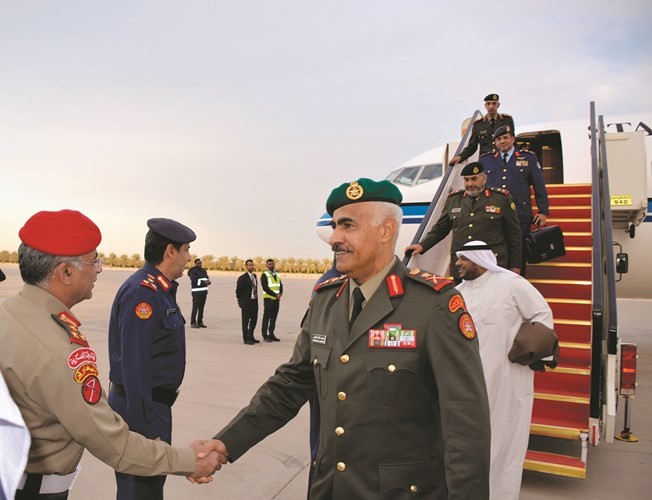 الفريق الركن محمد الخضر مصافحا مستقبليه بعد عودته من مملكة البحرين﻿