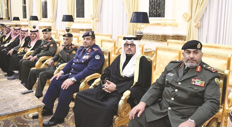 اللواء الركن خالد الصالح واللواء الركن طيار عبدالله الفودري مع عدد من الحضور﻿