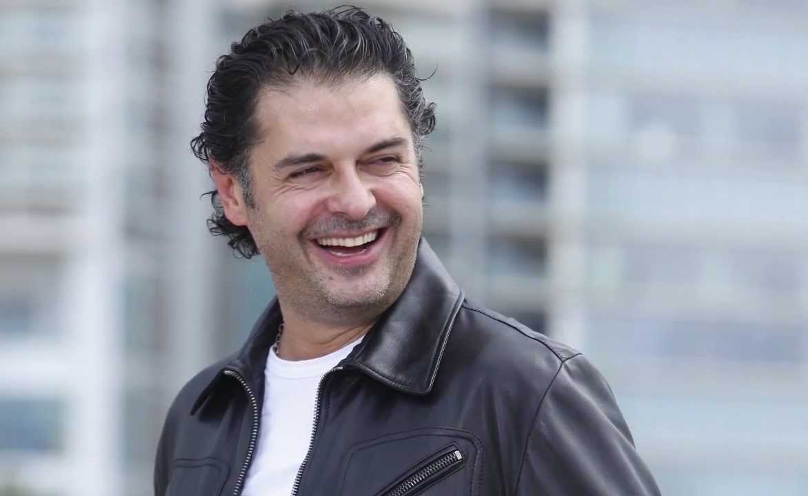 بالفيديو.. زوجة راغب علامة تفاجئه بهذا التصرّف أثناء وقوفه على المسرح.. شاهدوا ما فعلته