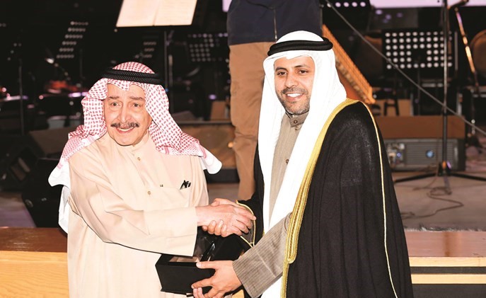 وزير الإعلام محمد الجبري مكرما الشاعر الغنائي ياسين شملان الحساوي﻿