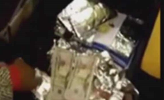 بالفيديو.. مضيفة طيران تخفي نصف مليون دولار بطريقة عجيبة