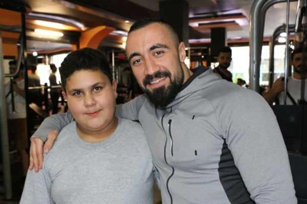 شاهِد الصورة التي منحت طفلاً سوريّاً عضوية مجانية مدى الحياة في نادٍ رياضي.. كان يحمل حقيبة تلميع الأحذية ويحدّق من نافذة النادي