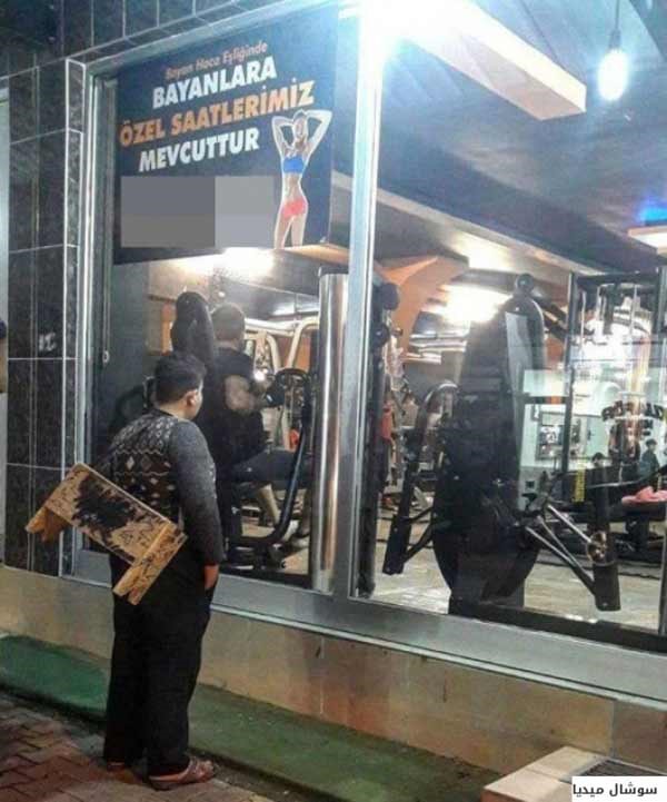 شاهِد الصورة التي منحت طفلاً سوريّاً عضوية مجانية مدى الحياة في نادٍ رياضي.. كان يحمل حقيبة تلميع الأحذية ويحدّق من نافذة النادي