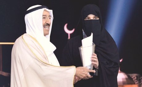 صاحب السمو الأمير الشيخ صباح الأحمد خلال تكريمه الجازي العجمي﻿