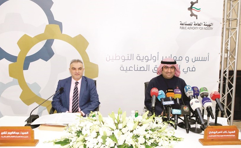 الوزير خالد الروضان وعبدالكريم تقي خلال المؤتمر الصحافي أمس ﻿