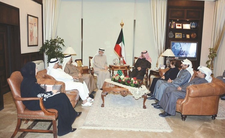 خالد الجارالله خلال لقائه مع مساعد وزير الخارجية للشؤون الاقتصادية بوزارة الخارجية الإماراتية السفير محمد الهاشمي﻿