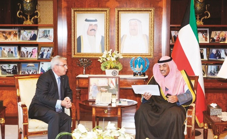 الشيخ صباح الخالد أثناء استقباله سفير فلسطين رامي طهبوب ﻿