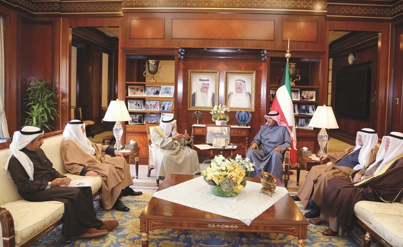 الشيخ صباح الخالد مستقبلا رئيس وأعضاء لجنة الصداقة الكويتية- البريطانية عبدالله بشارة وضرار الغانم وفهد البحر ومحمد نقي﻿