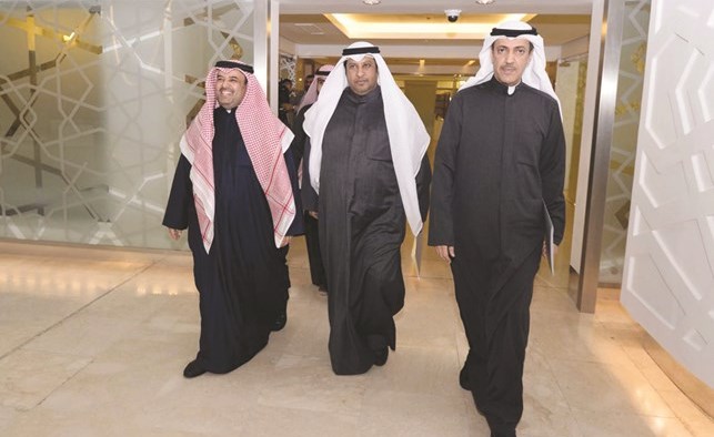 خالد العتيبي والحميدي السبيعي ومبارك الحجرف أثناء توجههم لتقديم الاستجواب﻿