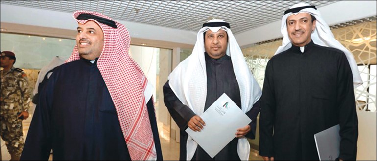 خالد العتيبي والحميدي السبيعي ومبارك الحجرف أثناء توجههم لتقديم استجواب هند الصبيح
