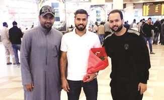 السيد ضياء مع الحربي والشمري لحظة وصوله﻿