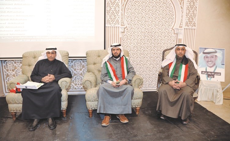 محمد الدلال ود.عادل الدمخي ود.يوسف الحربش خلال الندوة﻿