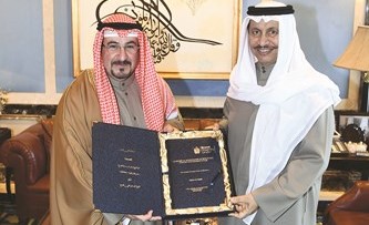 سمو الشيخ جابر المبارك يتلقى إهداء الشيخ د. فهد جابر العلي﻿