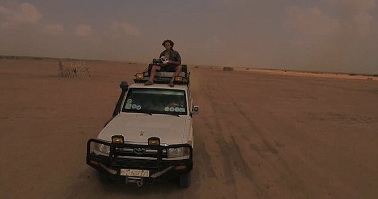 بالفيديو.. محاولة شاب تصوير صحراء إثيوبيا تنتهي بشكل غير متوقع