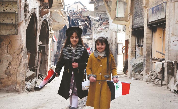 طفلتان عراقيتان تلوحان بالعلم الوطني احتفالا بافتتاح احد اسواق شرق الموصل	 (ا.ف.پ)﻿