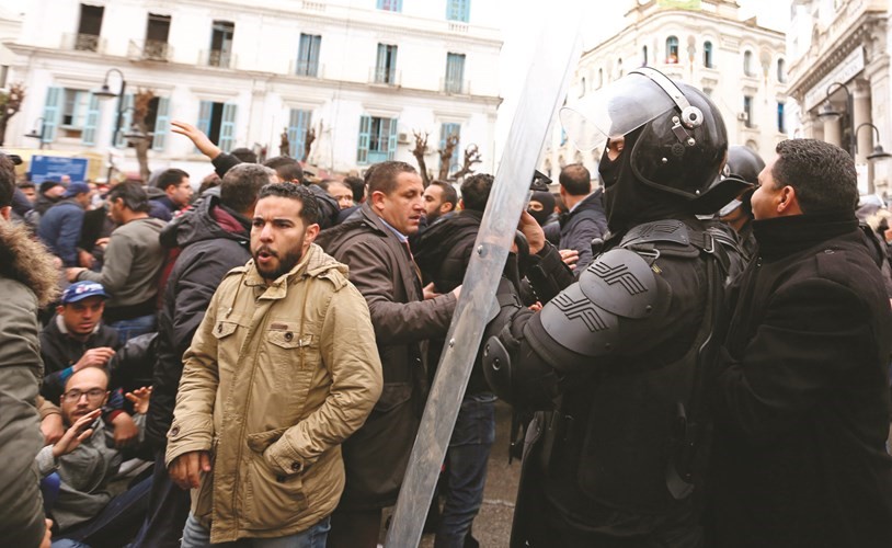 صدامات بين المتظاهرين وقوات مكافحة الشغب في العاصمة تونس امس							(رويترز) ﻿