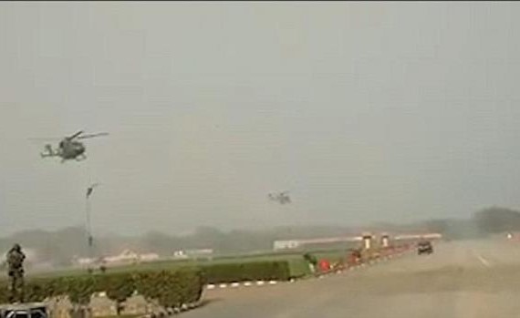 بالفيديو.. لقطات مخيفة لسقوط 3 جنود هنود من طائرة مروحية