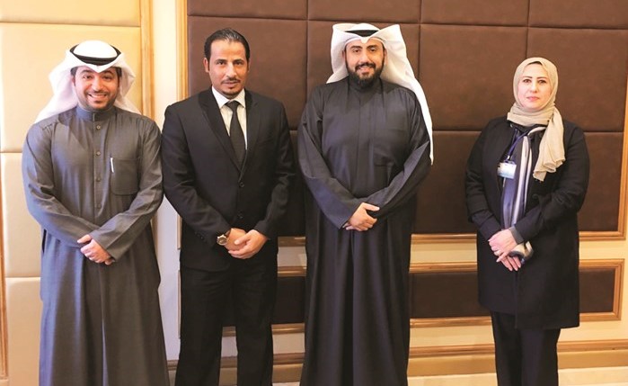 وزير الصحة الشيخ د. باسل الصباح يتوسط أعضاء مجلس ادارة جمعية التمريض﻿