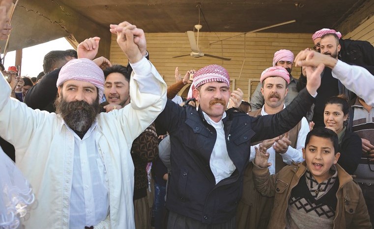 ايزيديون يعبرون عن فرحتهمامس احتفالا باعادة اعمار احد المزارات التي دمرها داعش في بعشيقة (ا.ف.پ) ﻿