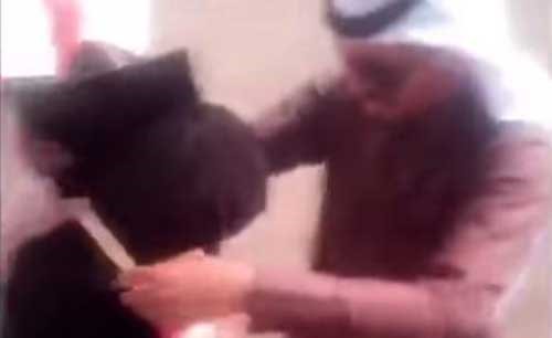 بالفيديو.. زوج سعودي يهنئ زوجته بتخرجها على طريقته الخاصة