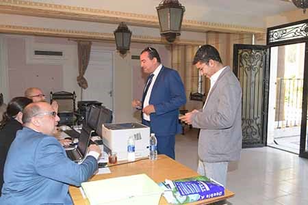المصريون في الكويت يتوافدون إلى سفارة بلادهم لتسجيل توكيلات المرشحين للرئاسة