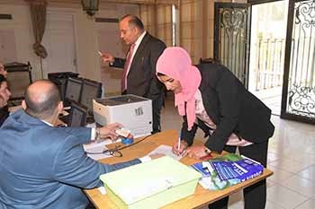 المصريون في الكويت يتوافدون إلى سفارة بلادهم لتسجيل توكيلات المرشحين للرئاسة