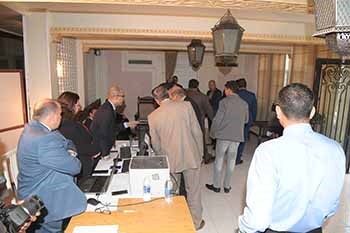 المصريون في الكويت يتوافدون إلى سفارة بلادهم لتسجيل توكيلات المرشحين للرئاسة