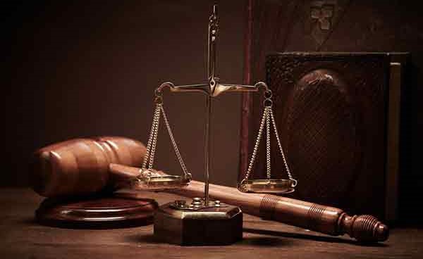 السعودية: زوجة تنتقم من طليقها فتقيد زوجته الجديدة وتخطف طفله.. و"محكمة جدة" تعاقبها هي وشريكها