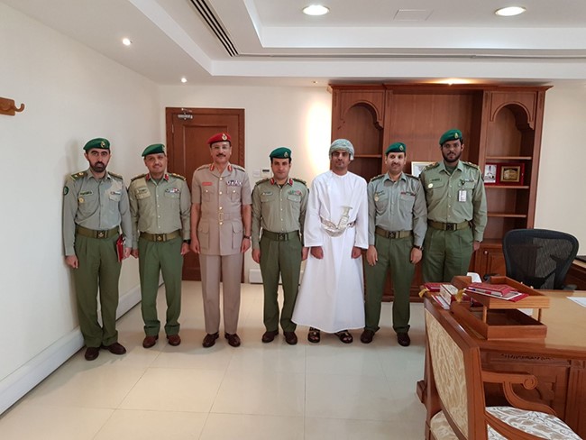وفد من المديرية للقضاء العسكري في الجيش السلطاني العماني أثناء زيارته