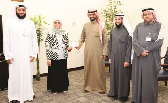 عبدالله البذال ومبارك المرشد يسلمان شيك الزكاة ﻿