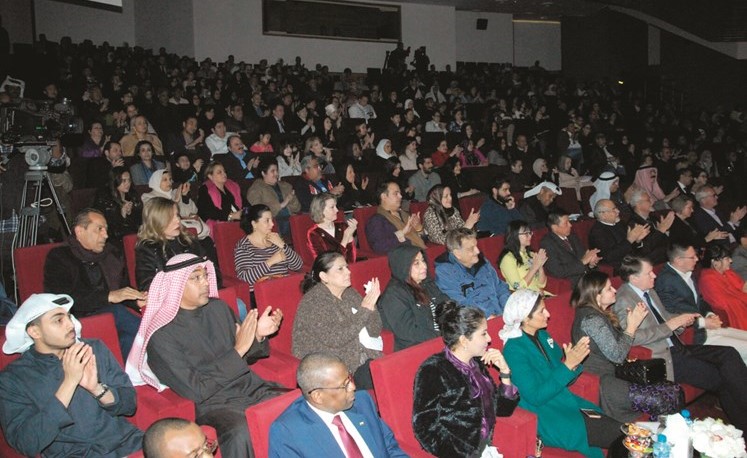 جمهور كبير في مسرح عبدالحسين عبدالرضا﻿