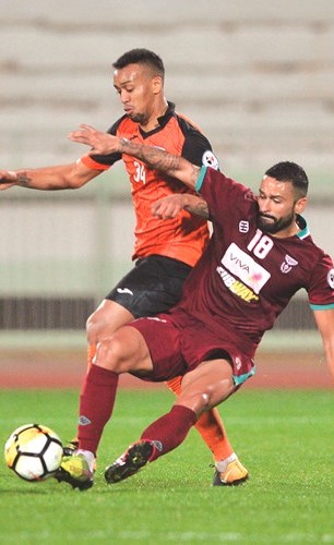 مهاجم النصر فرانسيسكو توريس يتعرض للمضايقة من مدافع كاظمة ليما	(الازرق.كوم) ﻿