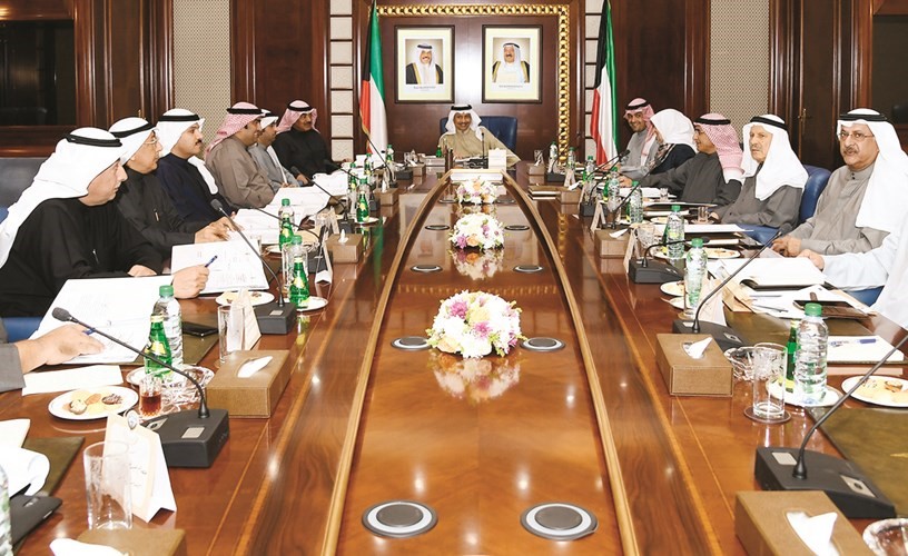 سمو رئيس مجلس الوزراء الشيخ جابر المبارك خلال ترؤسه اجتماع المجلس الأعلى للبترول أمس﻿
