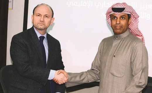 د.خالد الفاضل مصافحا د.فراس رعد عقب توقيع الاتفاقية﻿