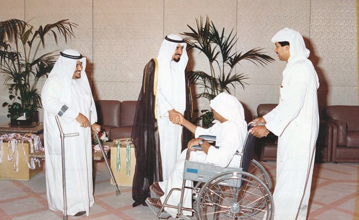 الأمير الراحل مستقبلا عددا من المواطنين من ذوي الاحتياجات الخاصة﻿