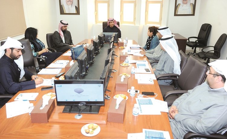 عبدالرحمن المطيري خلال اجتماع اللجنة المنظمة للجائزة﻿